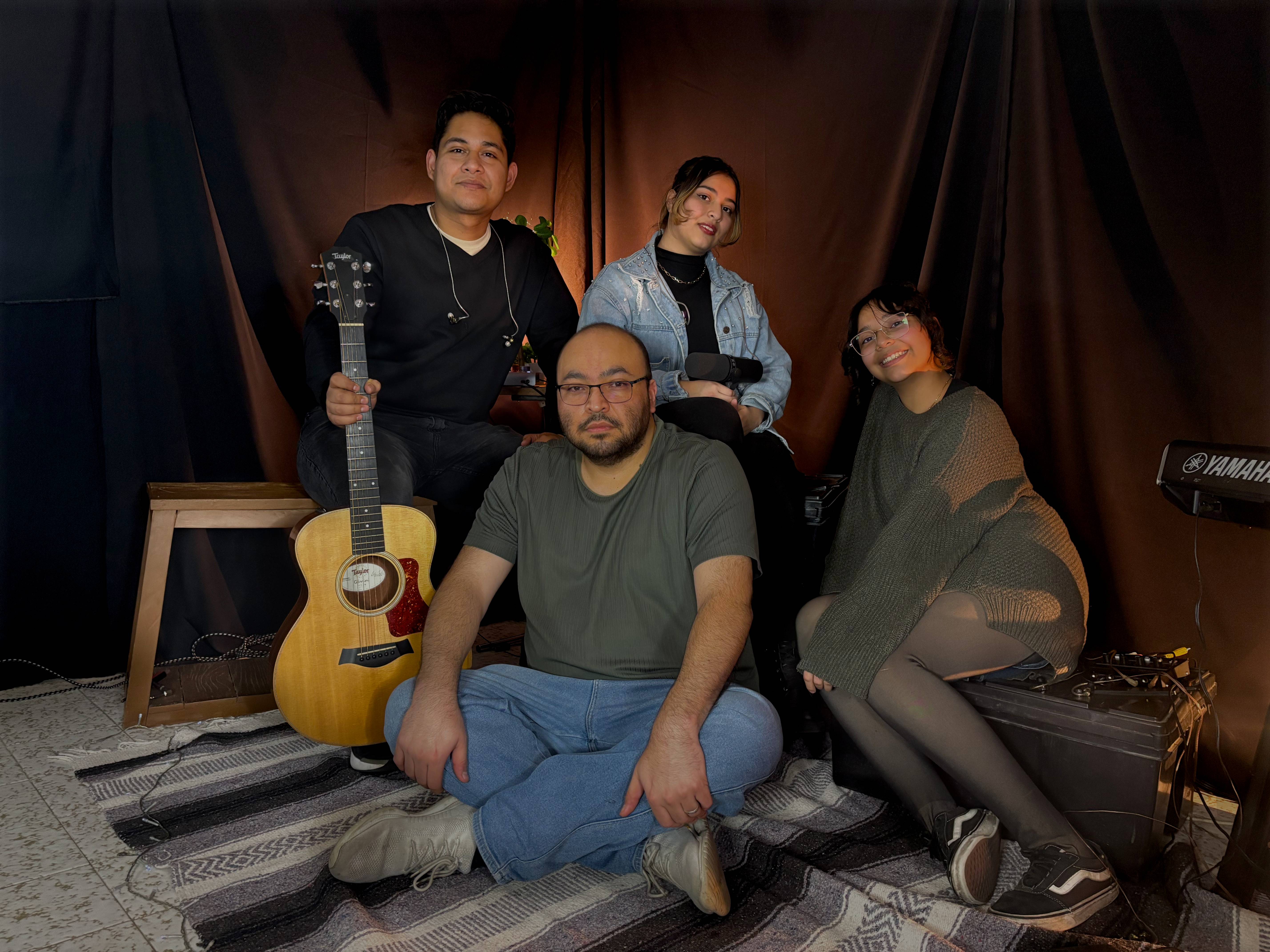 Cielo Abierto Worship, el grupo completo en una foto de familia